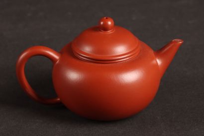 Petite théière en grès de Yixing.
CHINE
H:...