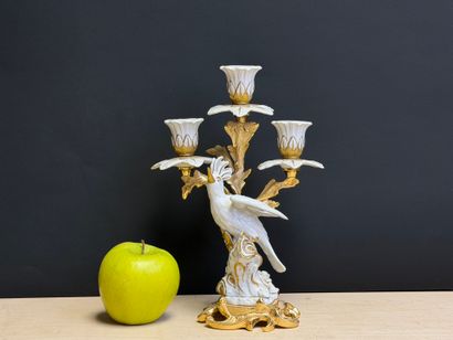Bougeoir à trois lumières en porcelaine et...
