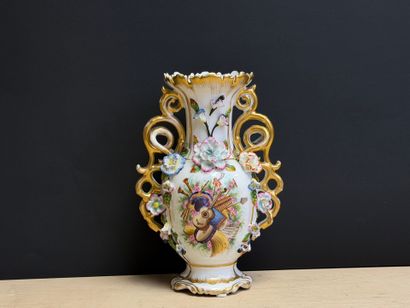 Vase en porcelaine de Paris à décor d'attributs...