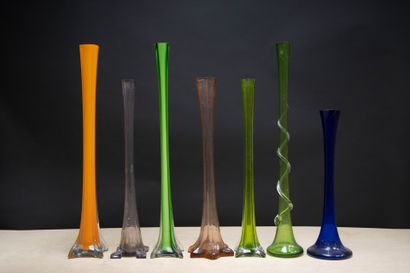 Sept grands vases soliflore de couleur. 
H....