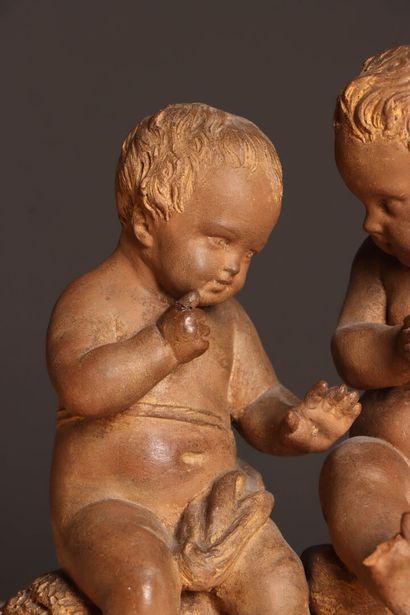 Deu xputti en terre cuite. 
H. :18 cm. 
accident...