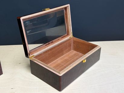 Deux coffrets à cigares en placage de loupe....