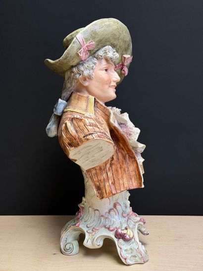 Buste d'élégant en faïence fine polychrome
Vers...