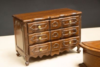 Mobiliers de poupée et coffret à bijoux....