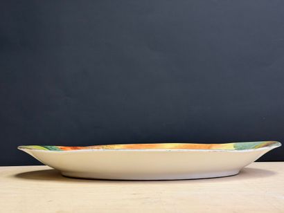 Plat ovale en porcelaine de Limoges à décor...