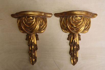 Paire d'appliques en résine doré figurant...