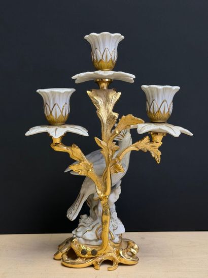Bougeoir à trois lumières en porcelaine et...