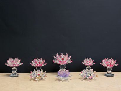 Huit fleurs de lotus en verre taillé. 
H....