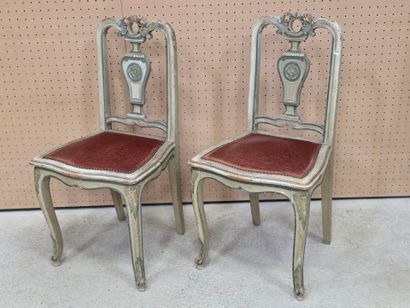 Paire de chaises en bois sculpté laqué.
Style...