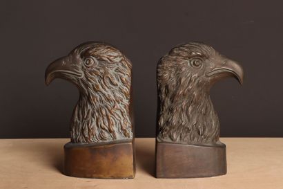 Serre livre Tête d'aigle en bronze. 
H. :21...