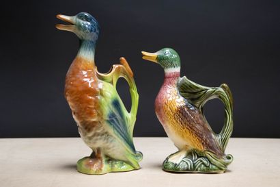 Deux pichets canards en faïence. 
H. :26...