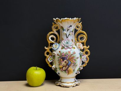 Vase en porcelaine de Paris à décor d'attributs...
