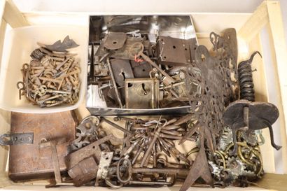 Lot de quincaillerie ancienne et divers:...