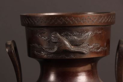 JAPON vers 1900 
Paire de vases en bronze...