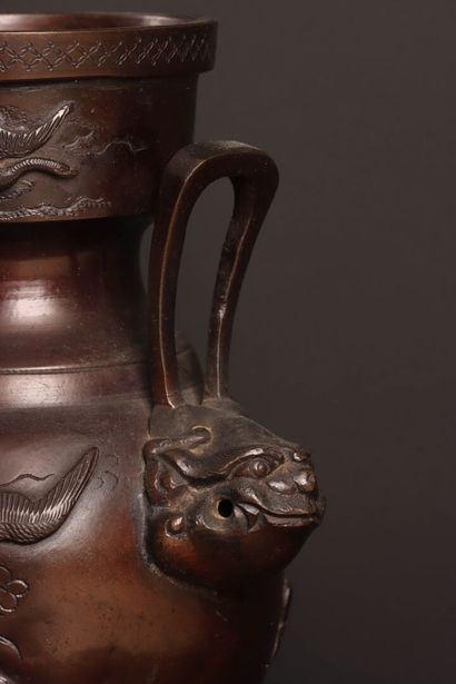 JAPON vers 1900 
Paire de vases en bronze...