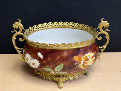 Jardinière en porcelaine monture en régule...
