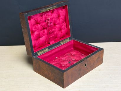 Coffret en placage loupe et marqueterie de...