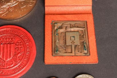 Lot de médailles en bronze et cachets en...