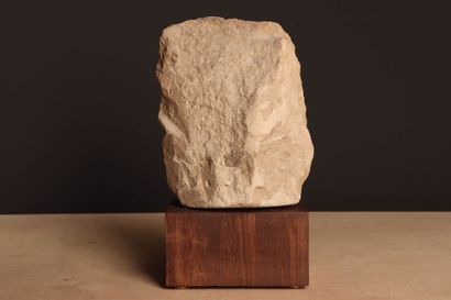 Tête en pierre sur socle bois. 
H. :27 cm....
