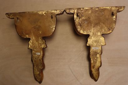 Paire d'appliques en résine doré figurant...