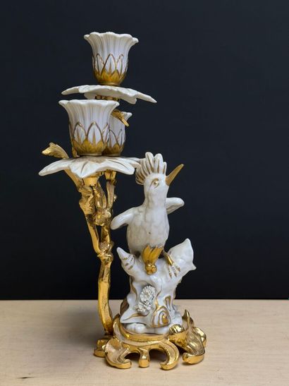 Bougeoir à trois lumières en porcelaine et...