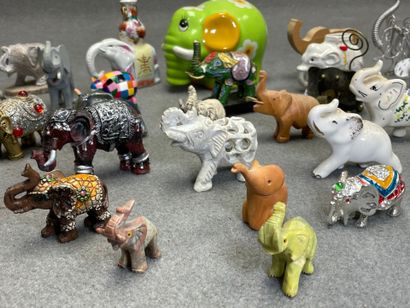 Collection d'éléphants en pierre, verre,...