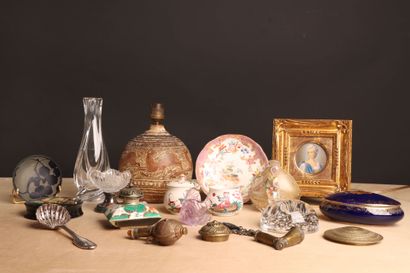Lot comprenant:
Pied de lampe, vase, miniature,...