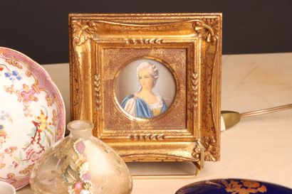 Lot comprenant:
Pied de lampe, vase, miniature,...
