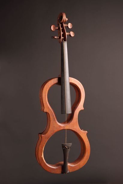 Violon muet. 
L. : 60 cm.