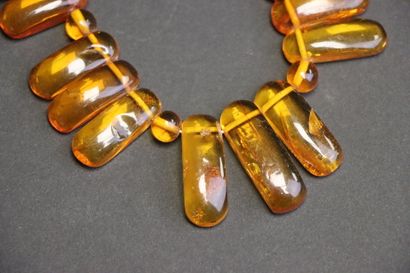 Quatre colliers et deux bracelets fantaisie...