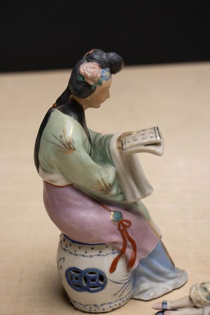 Lot comprenant: 
Assiette en porcelaine et...