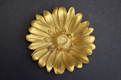 Vide poche fleur en bronze doré. 
H. :2,5...
