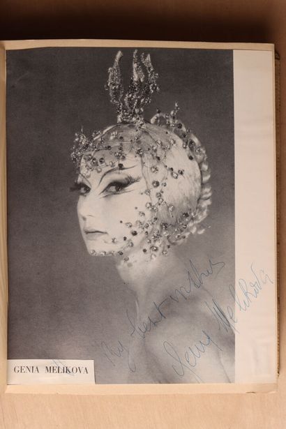 Recueil contenant des autographes de célébrités...