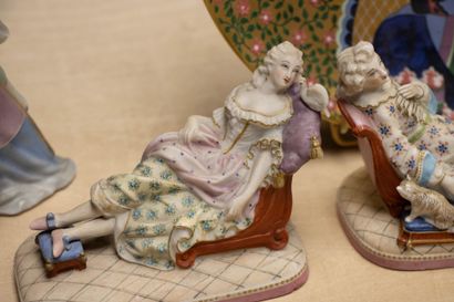 Lot comprenant: 
Assiette en porcelaine et...