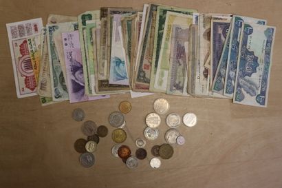 Lot de billets et monnaies étrangère.