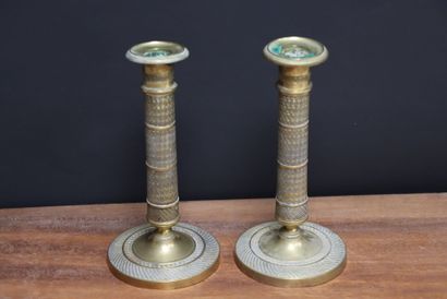 Paire de bougeoirs en bronze ciselé. 
Epoque...