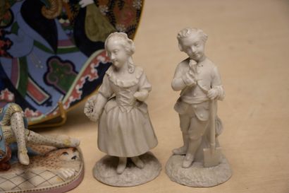 Lot comprenant: 
Assiette en porcelaine et...