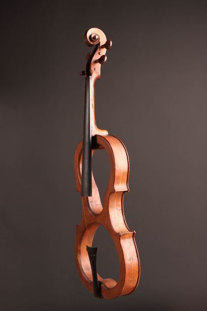 Violon muet. 
L. : 60 cm.