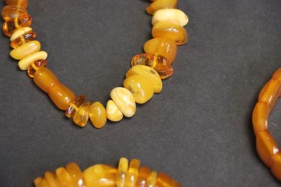 Quatre colliers et deux bracelets fantaisie...