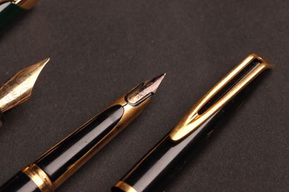 Waterman. 
Deux stylos plume. 
L. :14 cm...