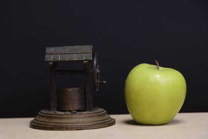 Réduction de puits en bronze. 
H. :11 cm...