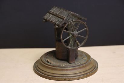 Réduction de puits en bronze. 
H. :11 cm...