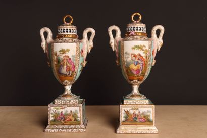 Paire de pots-pourris en porcelaine, anses...