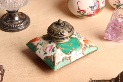 Lot comprenant:
Pied de lampe, vase, miniature,...
