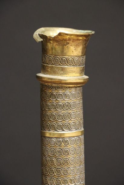 Paire de bougeoirs en bronze ciselé. 
Epoque...
