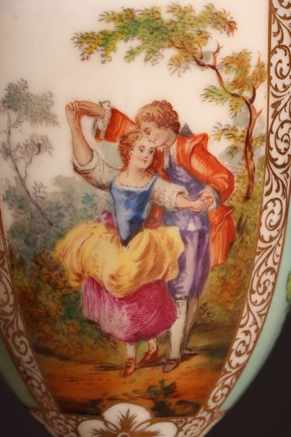 Paire de pots-pourris en porcelaine, anses...