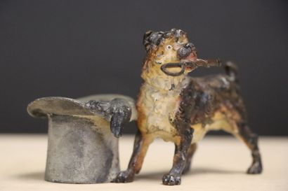 Chien au chapeau en plomb de Vienne, à patine...