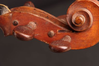 Violon muet. 
L. : 60 cm.
