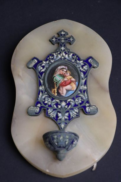 Bénitier en onyx , émaux cloisonnés et porcelaine.
Fin...