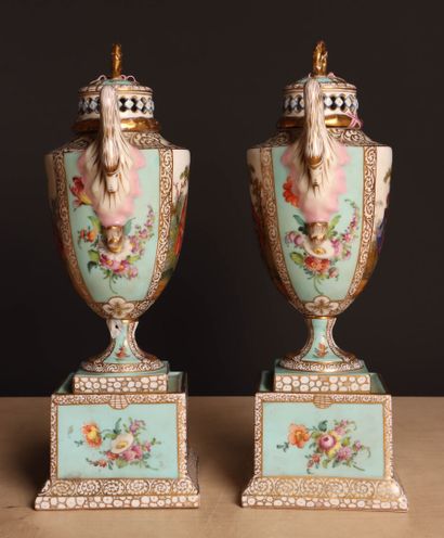 Paire de pots-pourris en porcelaine, anses...